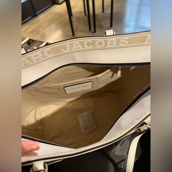 Marc Jacobs Women White Tote with Zipper - Picture 3 of 6